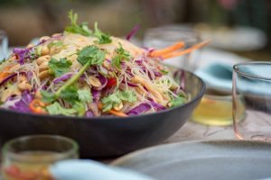 סלט אטריות שעועית, ירקות ובוטנים ברוטב אסייתי