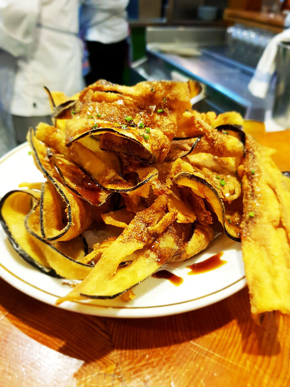 חצילים מטוגנים עם מולסה במסעדה בברצלונה