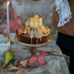 עוגת ג’ינג’ר חגיגית עם אגסים ורוטב טופי – אתגר אפייה לסילבסטר