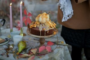 עוגת ג'ינג'ר חגיגית עם אגסים ורוטב טופי – אתגר אפייה לסילבסטר