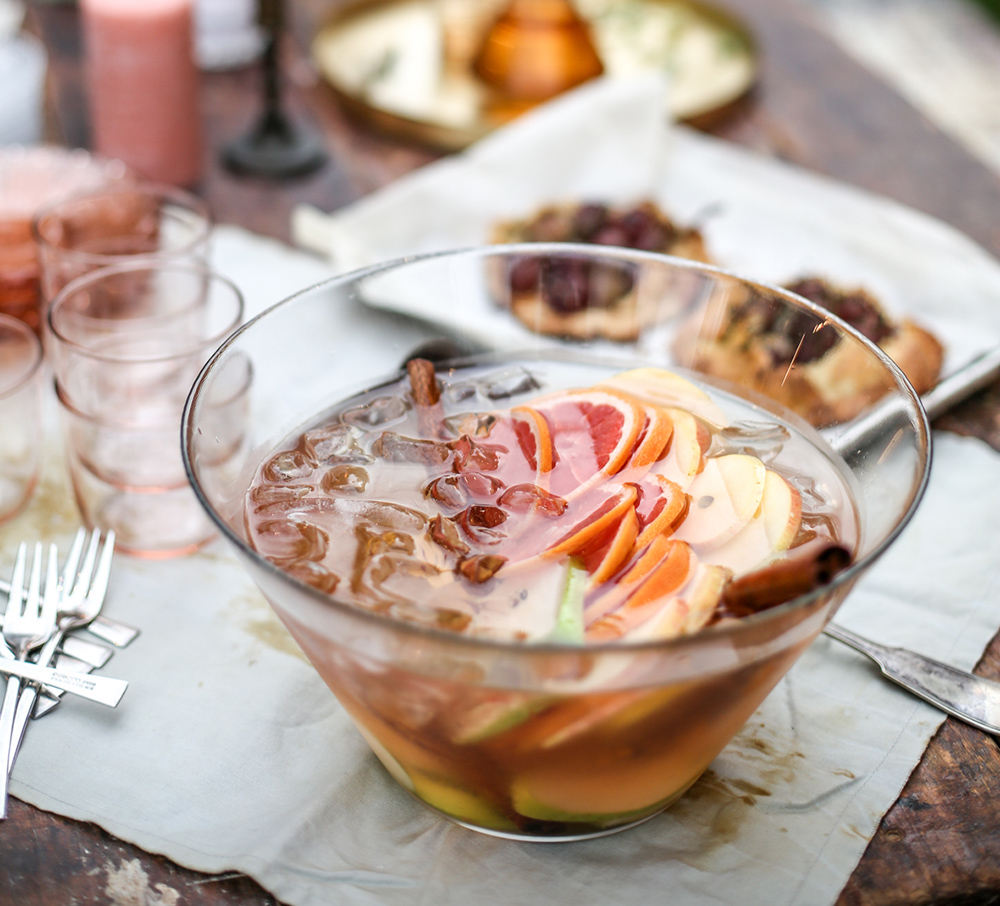 סנגריה קרה לבנה עם קינמון, אניס ופירות טריים