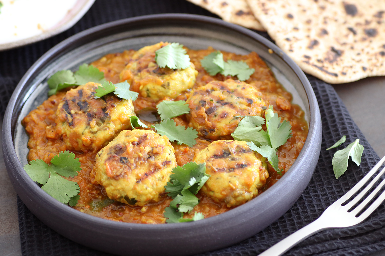 קבב דגים בקארי הודי של עגבניות וקרם קוקוס. צילום: נטלי לוין