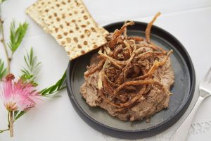 כבד קצוץ עם מלא בצל מטוגן שתמיד מבקשים ממני להביא לארוחה. צילום: אהובה שורצברד