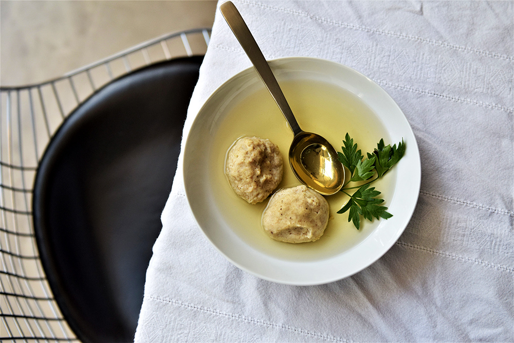 מרק עוף עם קניידלך אווריריים כמו עננים של סבתא חוה. צילום: אהובה שורצברד