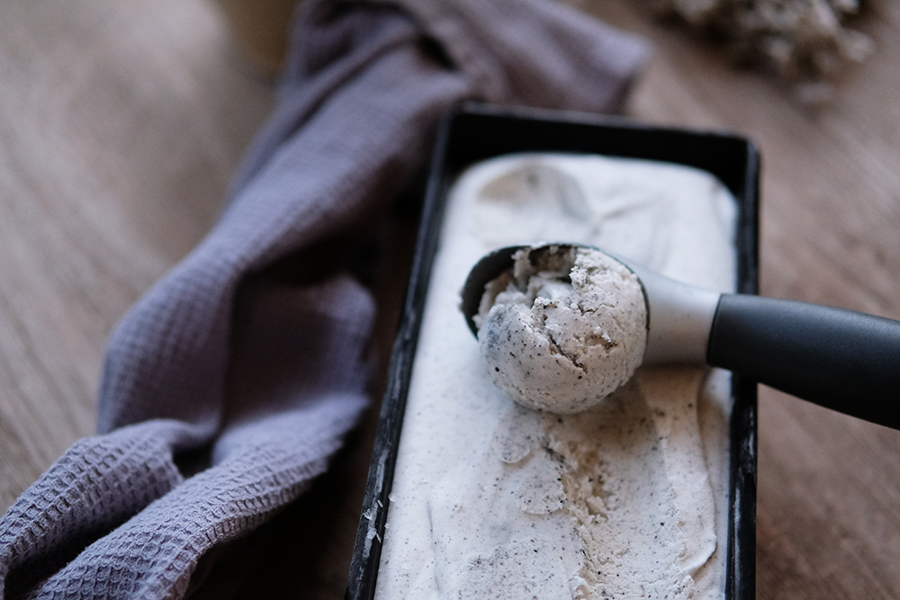 גלידת שומשום שחור בלי מכונת גלידה. צילום: תמר שורצברד