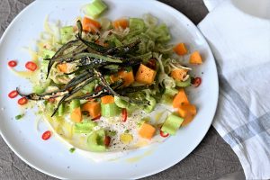 סלט מלפפונים ומנגו עם במיה צלויה. צילום: אהובה שורצברד