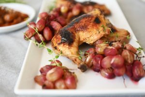 עוף בתנור עם ענבים צלויים