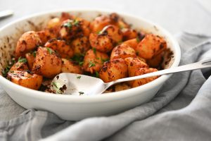 תפוחי אדמה בתנור עם אריסה – איך לימדתי את אימא שלי לאהוב תפוחי אדמה. צילום: אהובה שורצברד